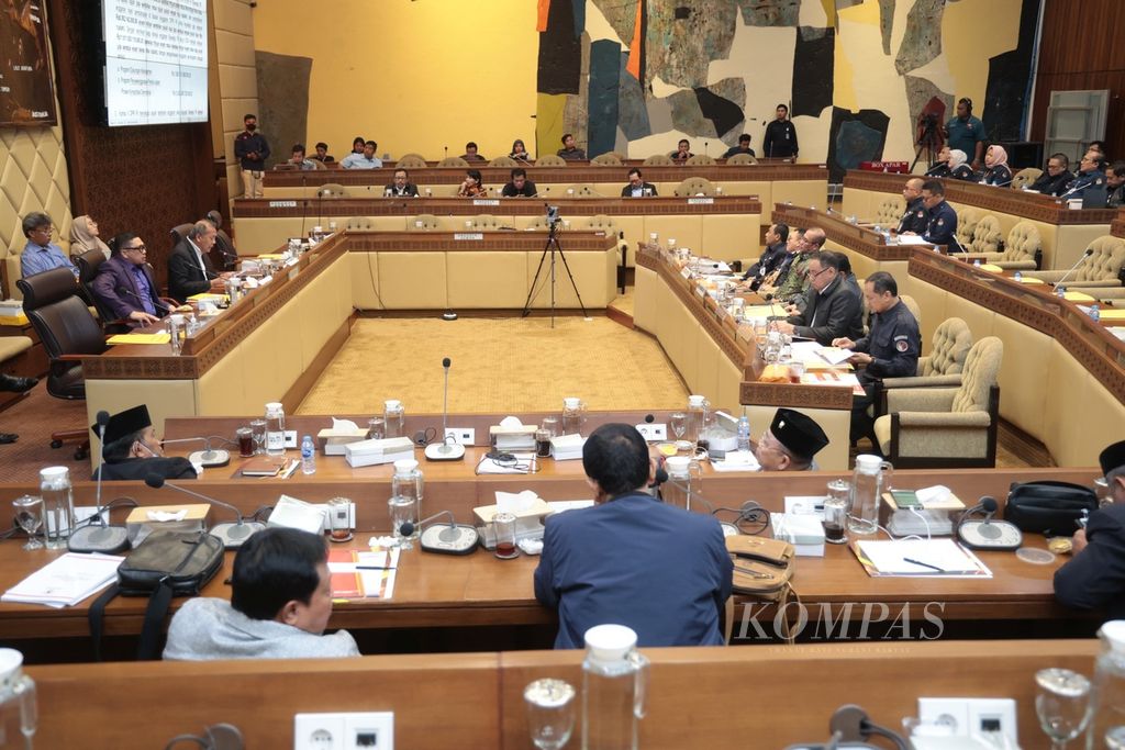 Suasana rapat dengar pendapat dengan Komisi II DPR dengan Komisi Pemilihan Umum (KPU) dan Badan Pengawas Pemilu di Kompleks Parlemen, Senayan, Jakarta, Selasa (12/9/2023). 