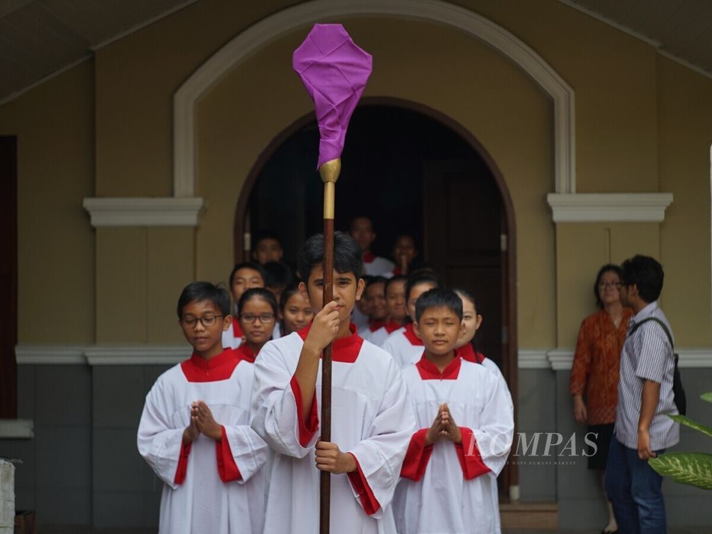 Para putra altar bersiap memulai perarakan Ibadat Jumat Agung di Gereja Katedral Santa Maria Tak Bernoda, Kota Medan, Sumatera Utara, 19 April 2019.