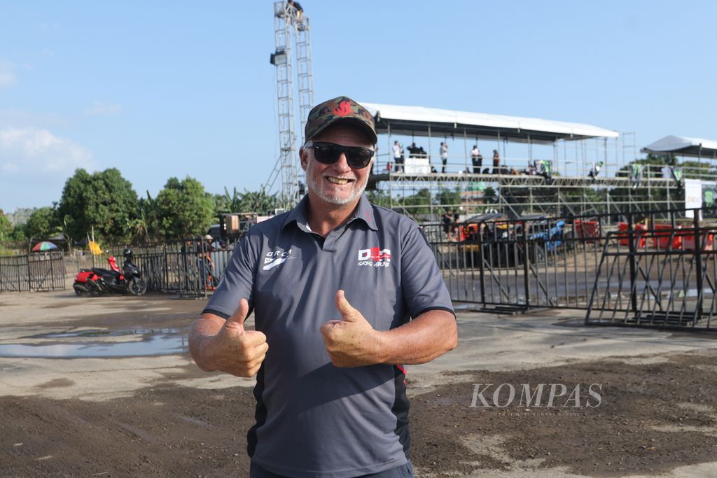 Desainer sirkuit motokros, Greg Atkins asal Selandia Baru.
