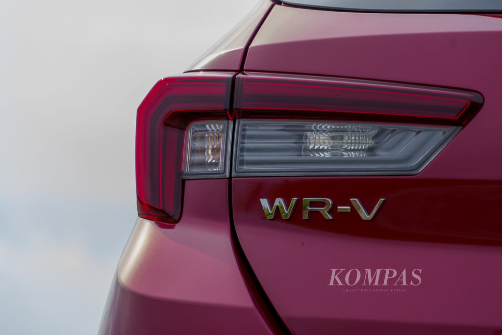 Logo WR-V pada bagian belakang Honda WR-V.