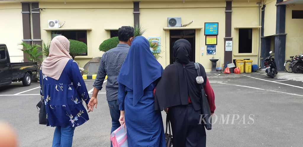 Tiga korban penipu berkedok cinta Faris Ahmad Faza (31), yaitu Tr (31), Li (25) dan Il (28), melapor bersama-sama ke Polres Kediri Kota, Jawa Timur, Minggu (20/3/2022).