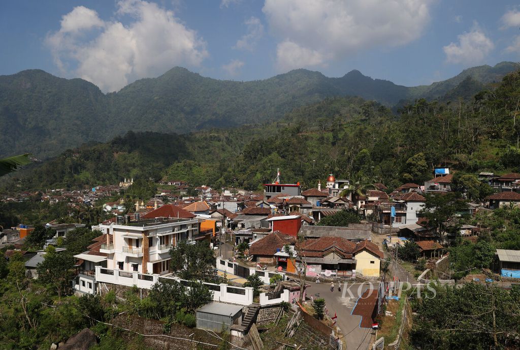 Permukiman warga dengan latar belakang pegunungan Muria di Dusun Duplak, Desa Tempur, Kecamatan Keling, Kabupaten Jepara, Jawa Tengah, Sabtu (16/8/2025).  