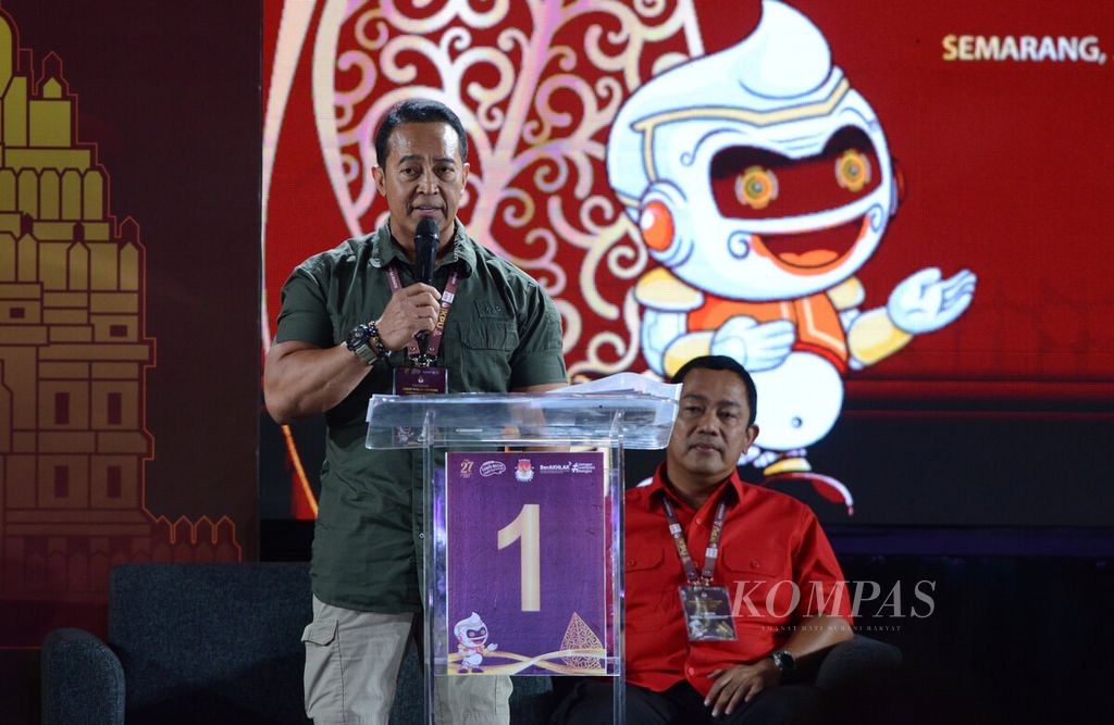 Kandindat nomor urut 01, pasangan Andika Perkasa-Hendrar Prihadi, mengikuti sesi debat terbuka di Marina Convention Center, Kota Semarang, Jawa Tengah, Rabu (30/10/2024). 