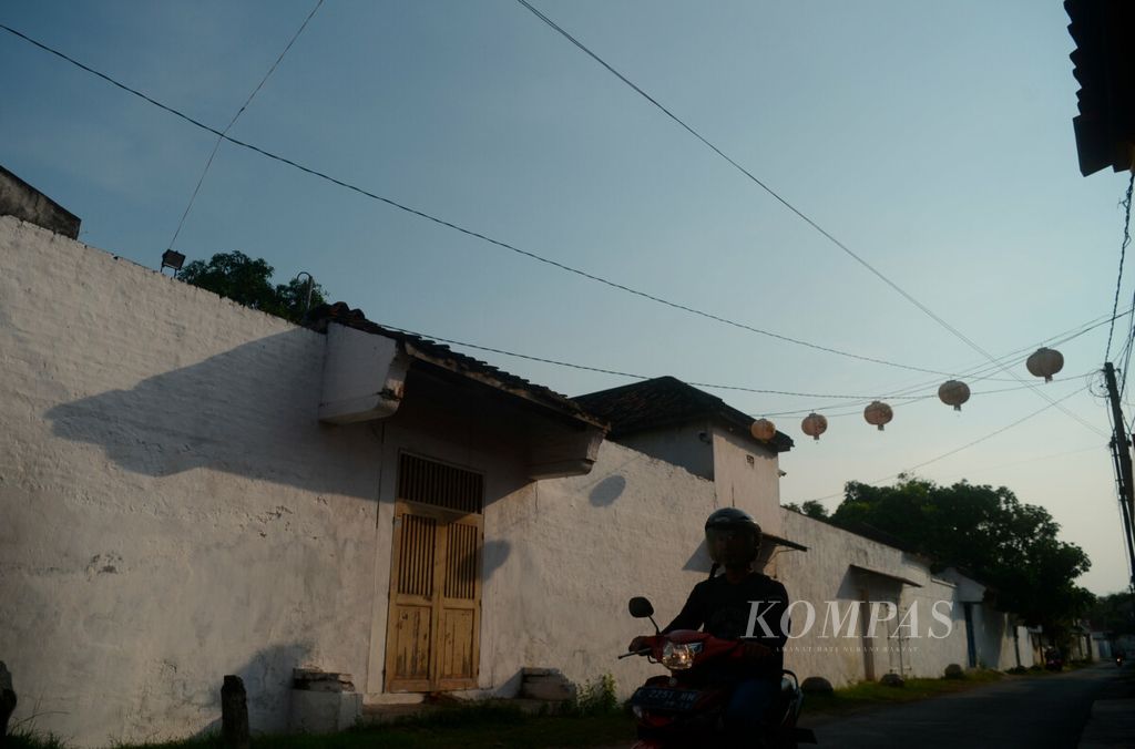 https://assetd.kompas.id/JqoCFk8kXHbYpjfqT07Dd5FoNLM=/1024x676/filters:watermark(https://cdn-content.kompas.id/umum/kompas_main_logo.png,-16p,-13p,0)/https%3A%2F%2Fkompas.id%2Fwp-content%2Fuploads%2F2021%2F05%2F20210527WEN-Stori-Lasem1_1622103562.jpg