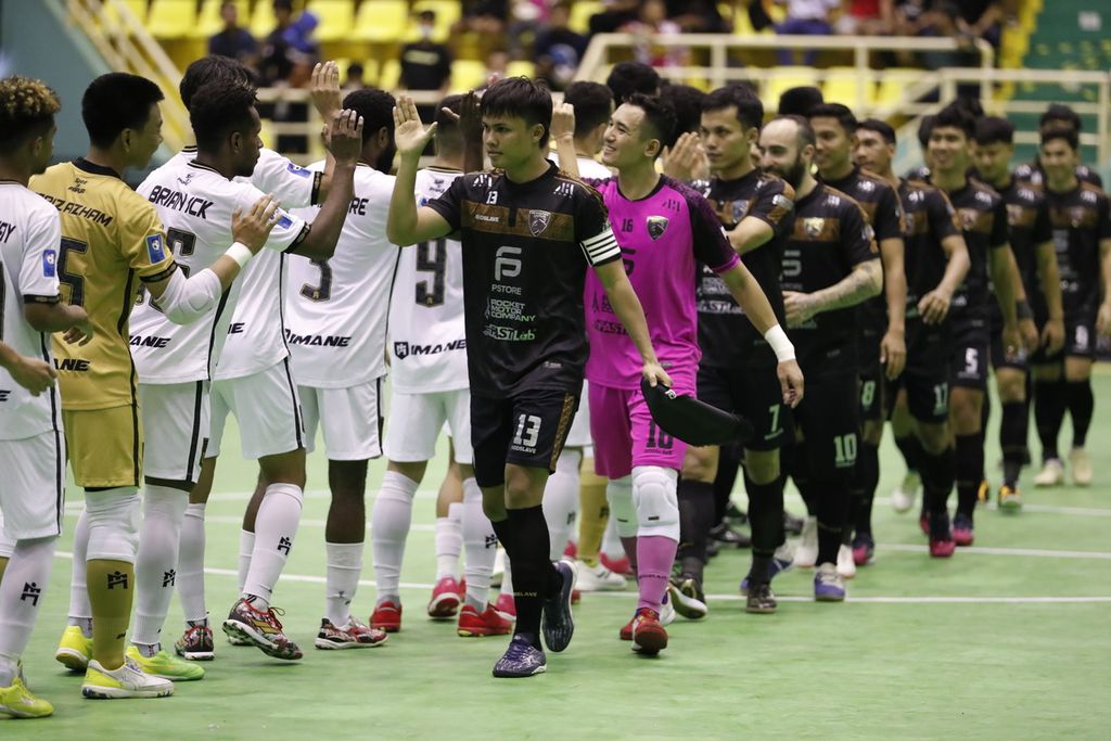 Duel Tim Bintang, Pendekar United Membantai Blacksteel - Kompas.id