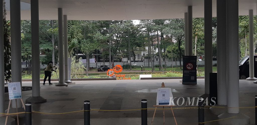 Tebet Eco Park, Jakarta Selatan, sepi pengunjung karena tutup pada Rabu (15/6/2022). Penutupan sementara dilakukan untuk pemeliharaan taman dan perbaikan fasilitas pada  15-30 Juni 2022.