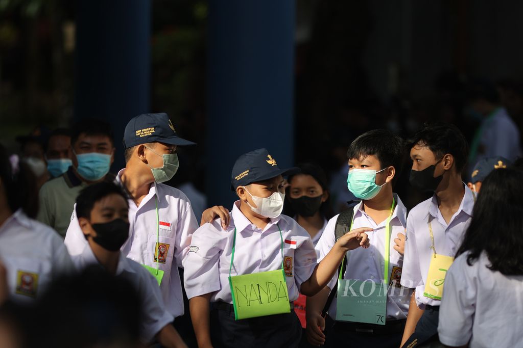 Murid baru menjalani masa pengenalan lingkungan sekolah (MPLS) pada hari pertama bersekolah pada tahun ajaran baru di SMP Kristen Satya Wacana, Salatiga, Jawa Tengah, Senin (11/7/2022). Kehadiran siswa lewat pembelajaran tatap muka di sekolah diyakini sebagai upaya mempercepat pemulihan pendidikan untuk mengatasi learning loss akibat pandmei Covid-19.