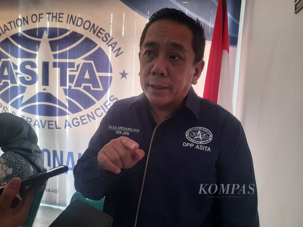 Sekretaris Jenderal Asosiasi Perusahaan Perjalanan Wisata Indonesia (Asita) Budijanto Ardiansjah saat menjawab pertanyaan wartawan di Jakarta, Kamis (17/10/2024). 