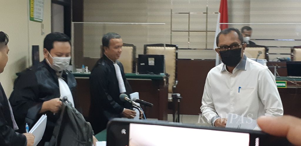 Terdakwa kasus dugaan korupsi dana hibah pokok pikiran DPRD Jatim, Sahat Tua Simanjuntak, saat sidang perdana di Tipikor Surabaya, Selasa (23/5/2023).