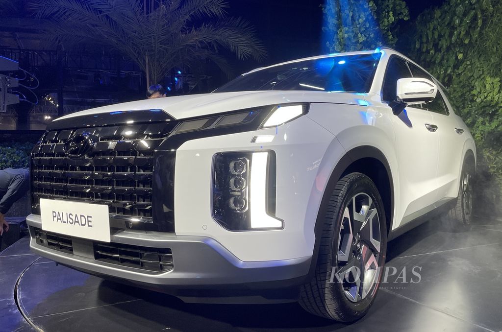 Rupa depan Hyundai Palisade terbaru terkesan lebih garang dengan baluran warna hitam di bagian gril dan formasi kotak-kotak yang lebih tegas.