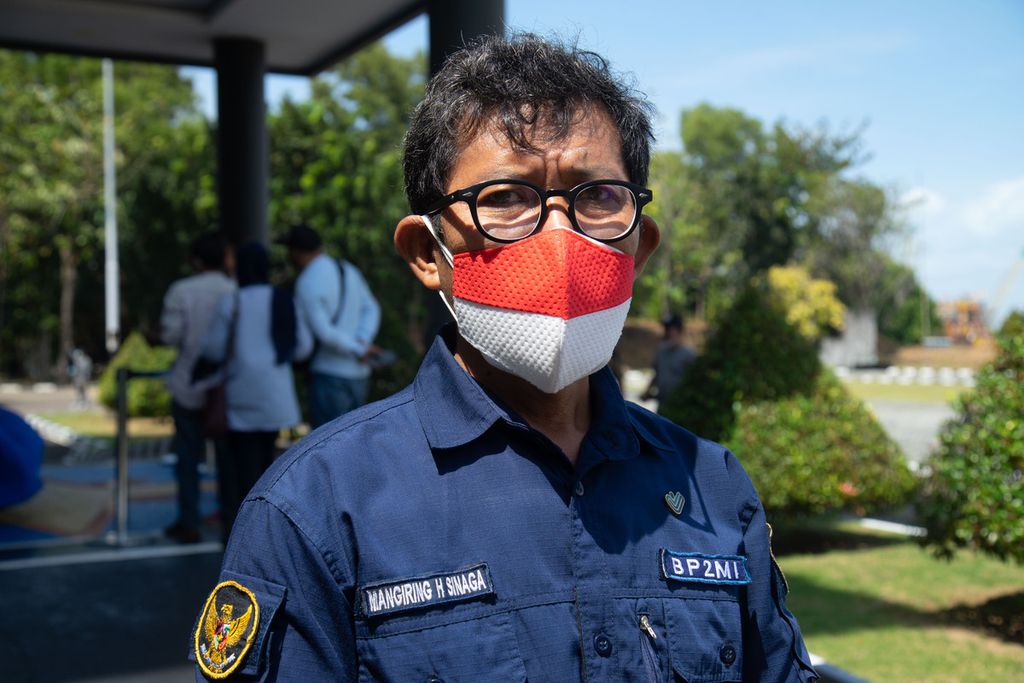 Kepala Unit Pelaksana Teknis Daerah (UPTD) Badan Pelindungan Pekerja Migran Indonesia (BP2MI) Wilayah Kepri, Mangiring H Sinaga, seusai memberikan keterangan pers soal kasus perdagangan orang di Batam, Kepulauan Riau, Jumat (21/1/2022).