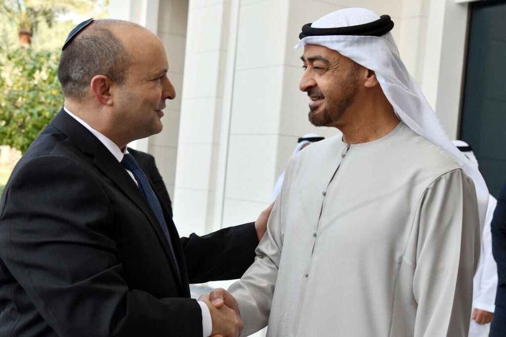 Putra Mahkota Abu Dhabi Sheikh Mohamed bin Zayed al-Nahyan (kanan) menerima kunjungan PM Israel Naftali Bennett di Abu Dhabi, Uni Emirat Arab, 13 Desember 2021. 