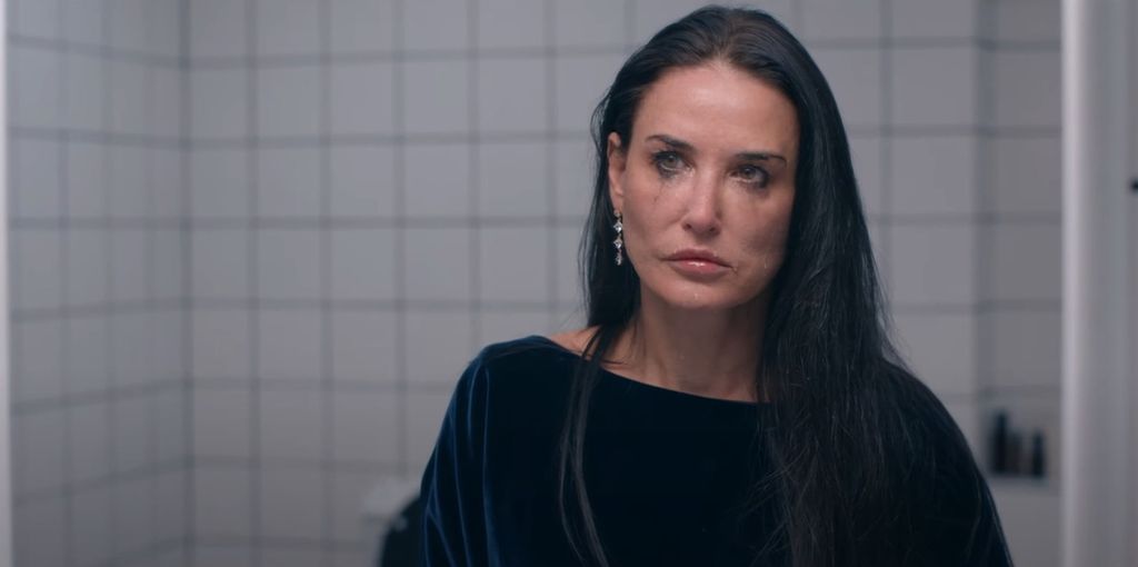 Cuplikan adegan film <i>The Substance</i> (2024) karya sutradara Coralie Fargeat. Film ini dibintangi oleh Demi Moore dan Margaret Qualley.