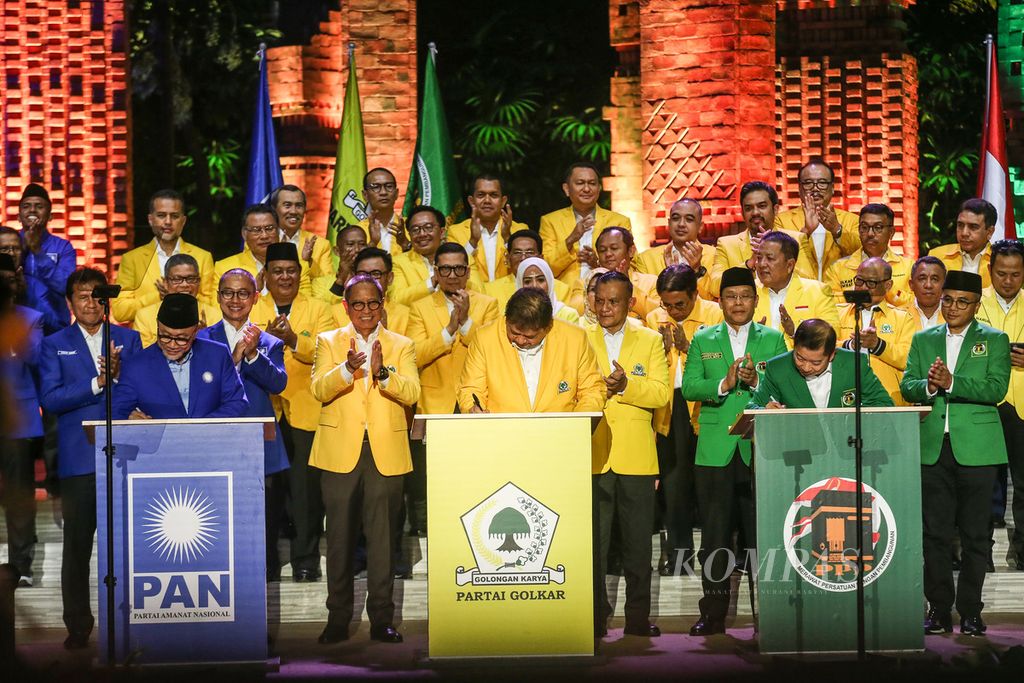Ketua Umum DPP Partai Golkar Airlangga Hartarto (tengah), Ketua DPP Partai Amanat Nasional (PAN) Zulkifli Hasan (kiri), dan Ketua DPP Partai Persatuan Pembangunan (PPP) Suharso Monoarfa menghadiri Silaturahim Nasional Partai Golkar, PAN, PPP yang tergabung dalam Koalisi Indonesia Bersatu (KIB) di Jakarta, Sabtu (4/6/2022). 