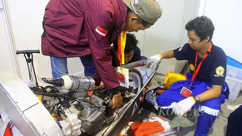 Tim Wasaka dari Universitas Lambung Mangkurat, Banjarmasin, Kalimatan Selatan, memperbaiki mobil prototipe mereka yang dinamai Bekantan Hamuk dalam kejuaraan mobil hemat energi Shell Eco-Marathon Asia 2017 di Changi Exhibition Center, Sangapura, pertengahan Maret 2017. 