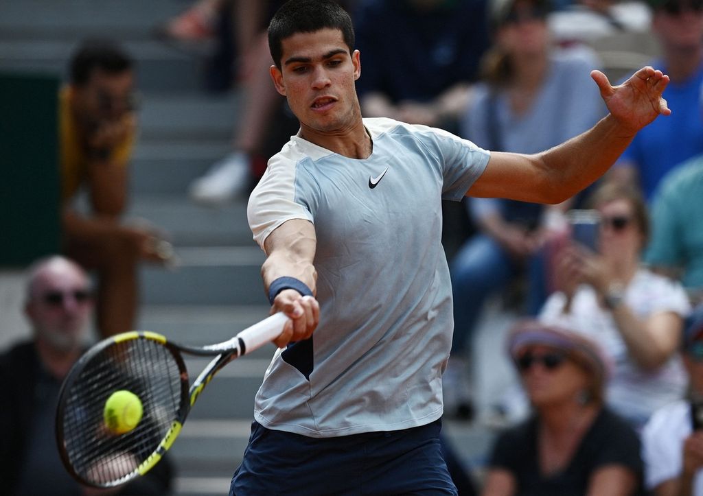 Petenis Spanyol Carlos Alcaraz mengembalikan bola ke petenis Spanyol Albert Ramos-Vinolas pada laga Perancis Terbuka di Lapangan Simonne-Mathieu, Roland Garros, Paris, Rabu (25/5/2022). Alcaraz menang dengan skor 6-1, 6-7 (7), 5-7, 7-6 (2), 6-4. 
