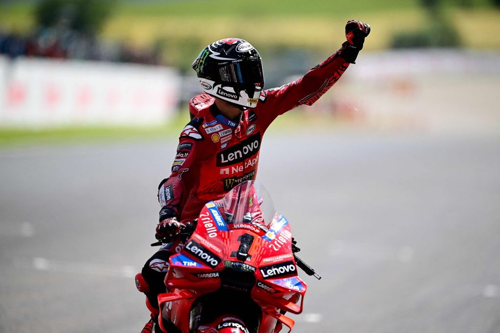 Pebalap Ducati, Francesco Bagnaia, merayakan kemenanga balap sprint MotoGP seri Italia di Mugello, 1 Juni 2024. Bagnaia kembali menang sprint di Assen, Belanda, Sabtu (29/6/2024).