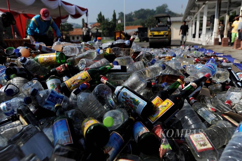 Polisi Polrestabes Semarang memusnahkan ribuan botol berisi minuman keras berbagai merek di kantor Polrestabes Semarang, Jawa Tengah, Jumat (26/5/2017). Pemusnahan minuman keras ilegal tersebut secara simbolis dilakukan untuk menyambut bulan suci Ramadhan dan menekan kriminalitas. 