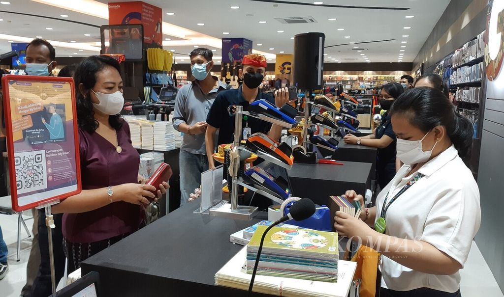 Gramedia menghadirkan pembaruan di toko buku Gramedia Bali Mal Galeria di Mal Bali Galeria, Kuta, Badung. Suasana pembukaan kembali toko buku Gramedia Bali Mal Galeria, Sabtu (16/7/2022).