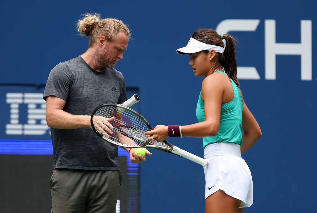 Emma Raducanu (kanan) berdiskusi dengan pelatih Dmitry Tursunov pada sesi latihan menjelang Amerika Serikat Terbuka di pusat Tenis Nasional USTA Billie Jean King, Flushing Meadows, Minggu (28/8/2022).
