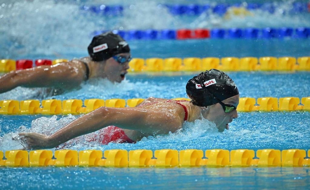 Perenang Kanada, Summer McIntosh (kanan), dan perenang AS, Hali Flickinger, bersaing pada nomor 200 meter gaya kupu-kupu putri dalam Kejuaraan Renang Dunia di Duna Arena, Budapest, Hongaria, Rabu (22/6/2022). McIntosh meraih medali emas dan Flickinger meraih perak pada nomor itu.
