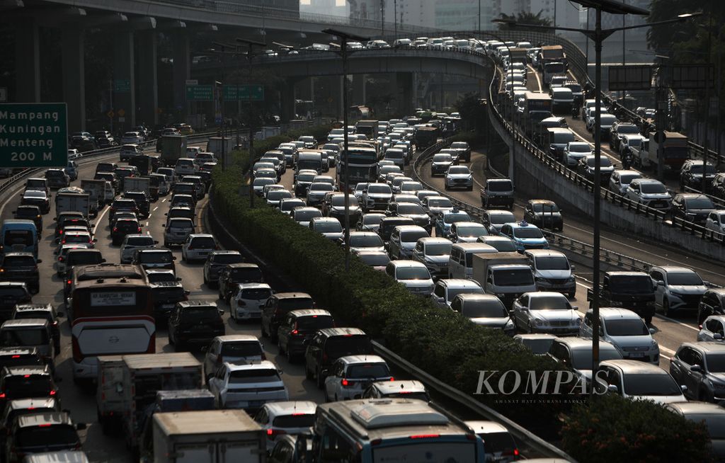 Kemacetan di Jalan Tol Dalam Kota Jakarta saat jam pulang kerja, Jumat (28/7/2023). Dinas Lingkungan Hidup (DLH) DKI Jakarta menyatakan, sebanyak 75 persen polusi udara di Jakarta berasal dari emisi kendaraan bermotor roda dua dan roda empat. Transportasi umum yang makin banyak dan terkoneksi diharapkan bisa membuat masyarakat beralih dari kendaraan pribadi ke transportasi umum. 
