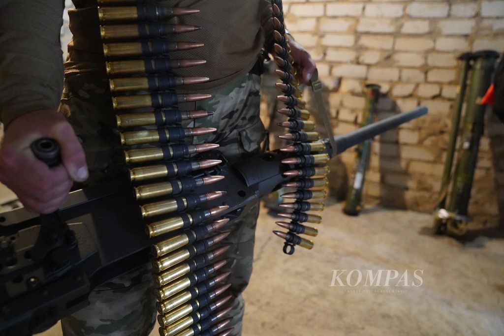 Milisi membawa senapan mesin kaliber .50 Browning di gudang senjata di bagian selatan Ukraina, Rabu (22/6/2022). Perang Ukraina-Rusia masih terus berkecamuk di bagian timur dan selatan Ukraina lewat pertempuran artileri dan serangan rudal. 