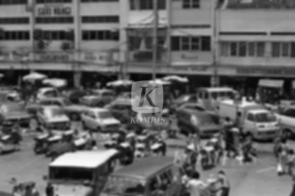 Kawasan Jalan Pancoran, Jakarta, 1 Maret 1978. Banyak kompleks pertokoan...