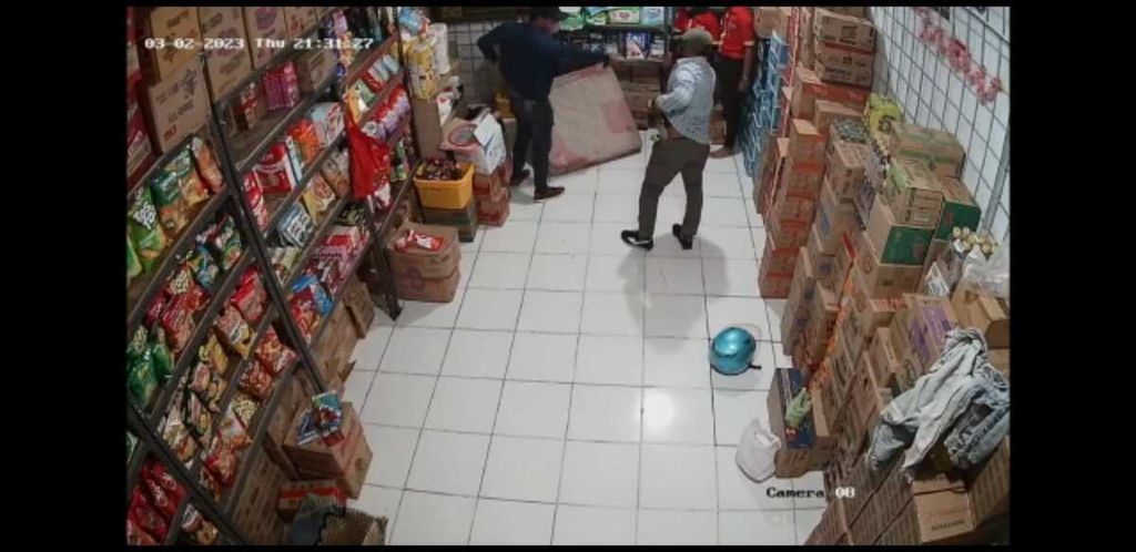 Potongan video pencurian minimarket di wilayah Gempol, Kabupaten Cirebon, Jawa Barat, awal Maret 2023.