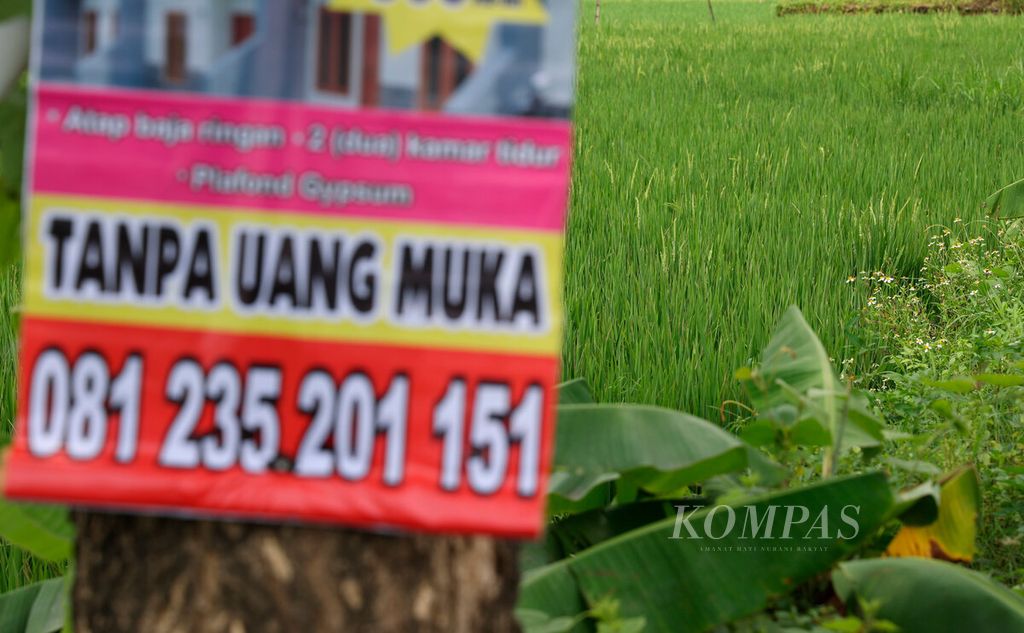 Iklan rumah bersubsidi yang saat ini banyak menawarkan hunian di wilayah Semarang atas di Kecamatan Tembalang, Kota Semarang, Jawa Tengah, Selasa (17/1/2023).  