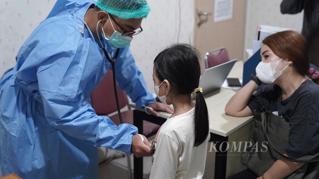 Dokter memeriksa dengan stetoskop pasien bergejala batuk di Poli Batuk dan Infeksi Saluran Pernapasan Akut (ISPA) di Puskesmas Kecamatan Cilincing, Jakarta Utara, Selasa (22/8/2023). 