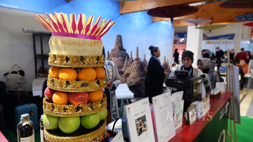 Gebogan atau susunan dan rangkaian buah khas Bali jadi salah satu daya tarik paviliun Indonesia pada hari pertama Internationale Tourismus Borse atau Bursa Pariwisata Internasional Berlin di Messe, Berlin, Jerman, Selasa (7/3/2023). Paviliun Indonesia pada ITB Berlin 2023 bernuansakan Bali, dengan Meru atau arsitektur khas Bali yang menjulang di bagian depan. Aroma rempah, yakni lemon dan lemongrass (serai), dari Rumah Atsiri mengharumkan seluruh paviliun.