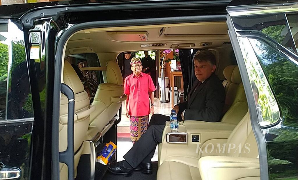 Duta Besar Inggris untuk Indonesia dan Timor Leste Owen Jenkins (dalam mobil) seusai bertemu Gubernur Bali Wayan Koster di kediaman Gubernur Bali, Jaya Sabha, Kota Denpasar, Kamis (11/5/2023). Dubes Owen berpamitan ke pemerintah dan masyarakat Bali seiring akan berakhirnya masa jabatan sebagai Duta Besar Inggris untuk Indonesia dan Timor Leste.
