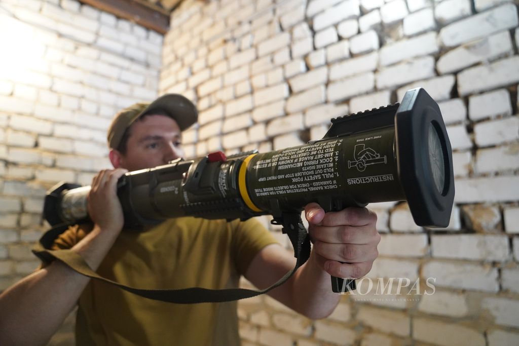 Seorang milisi memanggul senjata anti-tank keluar di sebuah gudang senjata di bagian selatan Ukraina, Rabu (22/6/2022). Perang Ukraina-Rusia masih terus berkecamuk di bagian timur dan selatan Ukraina lewat pertempuran artileri dan serangan rudal. 