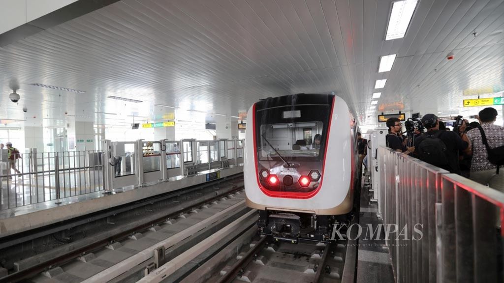 Kereta ringan (<i>light rail transit</i>/LRT) Jakarta rute Velodrome-Kelapa Gading berhenti di Stasiun Velodrome, Rawamangun, Jakarta Timur, Senin (25/2/2019). Kementerian Perhubungan menargetkan moda transportasi modern ini diuji coba pada akhir bulan ini. Adapun perizinan diharapkan akan selesai pada akhir bulan depan.