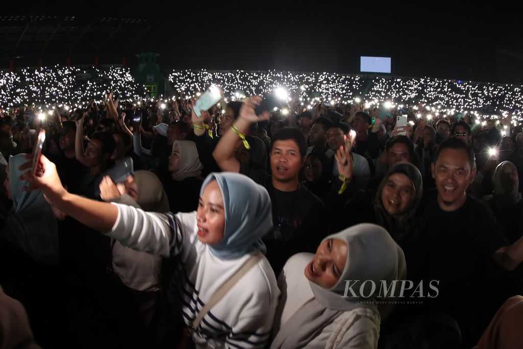 Penonton menyaksikan grup band Sheila on 7 dalam konser bertajuk Tunggu Aku di Bandung di Stadion Si Jalak Harupat, Kabupaten Bandung, Jawa Barat, Sabtu (28/9/2024). Konser di Bandung ini merupakan konser penutup rangkaian konser &quot;Tunggu Aku di&quot;. 