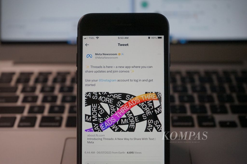 Cuitan akun resmi hubungan media Meta (@MetaNewsroom) yang mengumumkan kehadiran platform media sosial berbasis teks Threads, seperti yang terlihat pada Kamis (6/7/2023) di Jakarta. Threads adalah kompetitor Twitter.
