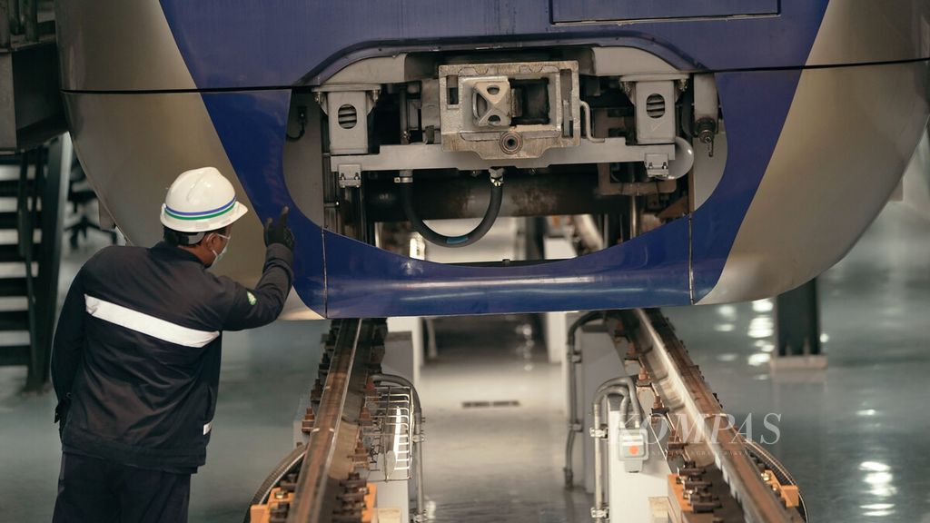  Pemeriksaan kereta MRT Jakarta setelah menjalani pembongkaran mesin di Depo MRT Lebak Bulus, Jakarta Selatan, Kamis (31/3/2022). Pemeriksaan dan perawatan kereta MRT Jakarta berlangsung di depo tersebut. 
