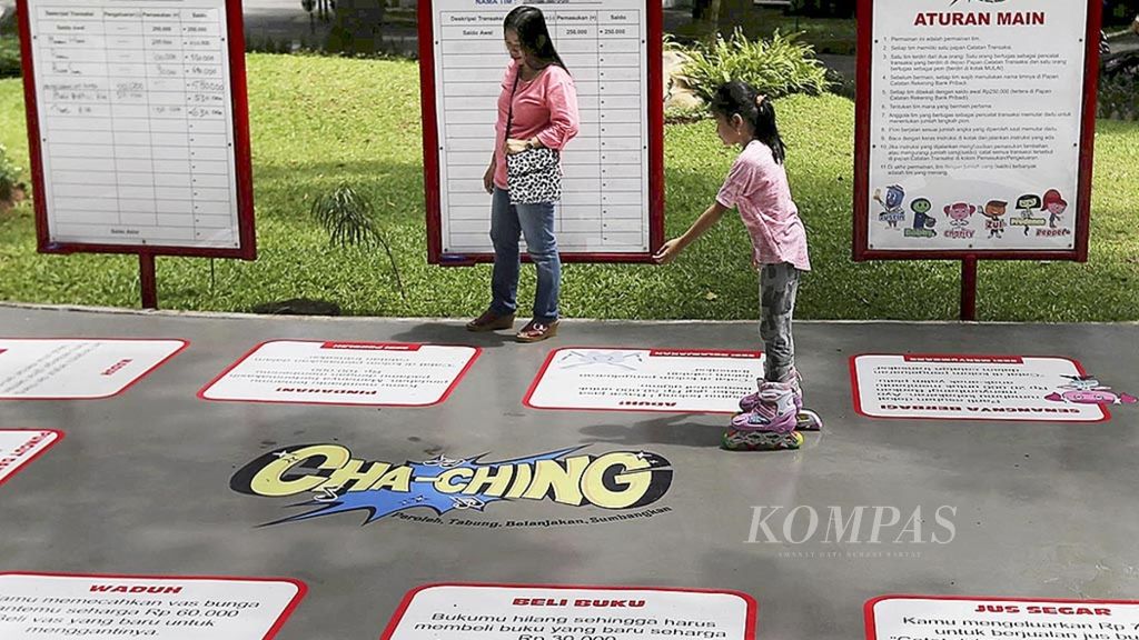 Dua anak mengisi hari libur di Taman Mataram, Kebayoran Baru, Jakarta, untuk bermain sekaligus belajar tentang literasi keuangan, Sabtu (1/4/2017). Di taman tersebut anak-anak dapat mengikuti permainan mencocokkan kartu mengenai asuransi dan tips pengelolaan uang.