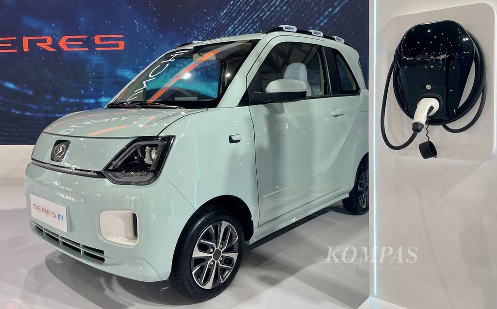 Mobil listrik Seres E1 diperkenalkan pada pameran Periklindo Electric Vehicle Show (PEVS) 2023 di JIExpo, Kemayoran, Jakarta, pada Rabu (17/5/2023). Mobil dua pintu berkapasitas empat penumpang ini menurut rencana akan diproduksi PT Sokonindo Automotive, yang juga membawahkan merek DFSK, di pabrik mereka di Cikande, Serang, Banten.