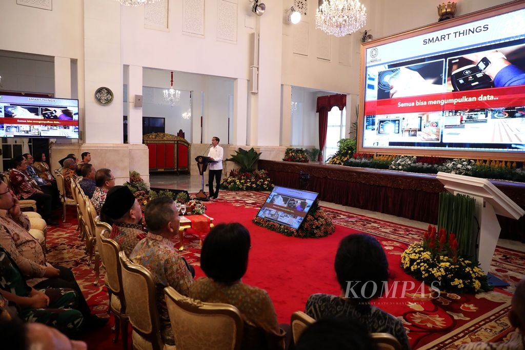 Presiden Joko Widodo memberikan sambutan pada peresmian pengoperasian jaringan Palapa Ring di Istana Negara, Jakarta, Senin (14/10/2019). Proyek jaringan tulang punggung Palapa Ring Paket Barat-Tengah-Timur menghubungkan 90 kabupaten/kota yang terdiri dari 57 kabupaten/kota sebagai lokasi layanan dan 33 kabupaten/kota sebagai lokasi interkoneksi. 