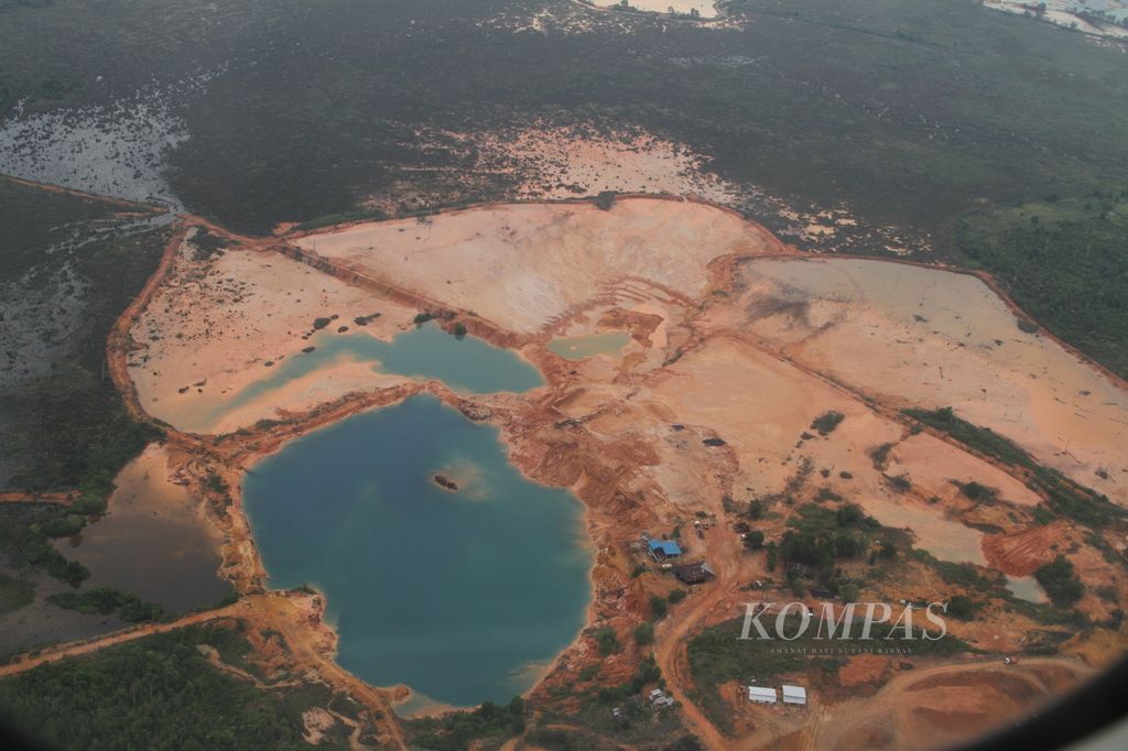 Salah satu lokasi penambangan bauksit di Pulau Bintan, Kepulauan Riau, saat dipotret dari udara, Minggu (1/5). Maraknya penambangan bauksit di Pulau Bintan menimbulkan kerusakan lingkungan, di antaranya pembabatan hutan dan bakau, sedimentasi di kawasan pantai, dan pencemaran lingkungan akibat limbah pencucian bauksit.