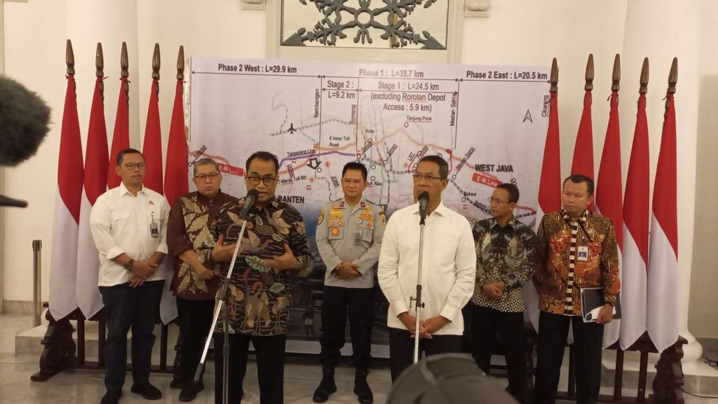 Menteri Perhubungan Budi Karya Sumadi memaparkan poin-poin pembahasan percepatan pembangunan angkutan umum di DKI Jakarta bersama Penjabat Gubernur DKI Jakarta Heru Budi Hartono di Balai Kota DKI Jakarta, Selasa (7/2/2023), seusai rapat koordinasi. 