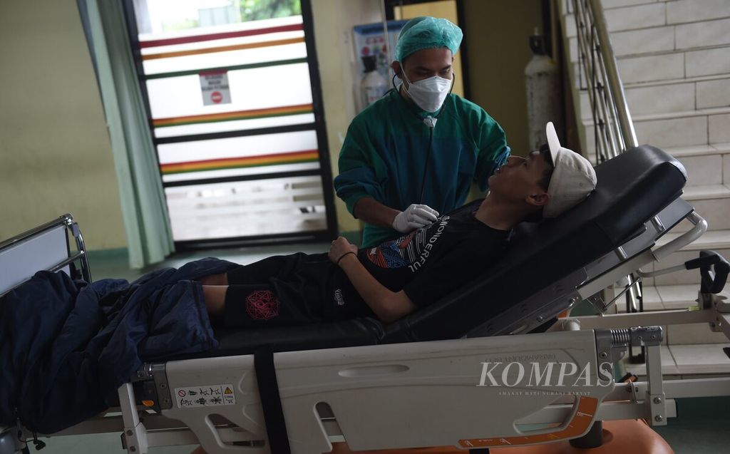 Salah satu korban kerusuhan Stadion Kanjuruhan, Akmal, menjalani pemeriksaan di RSUD Kanjuruhan, Kabupaten Malang, Jawa Timur, Senin (3/10/2022). Setelah sempat pulang, Akmal kembali dibawa ke rumah sakit akibat mengeluhkan sesak napas dan dada sakit jika bernapas. 