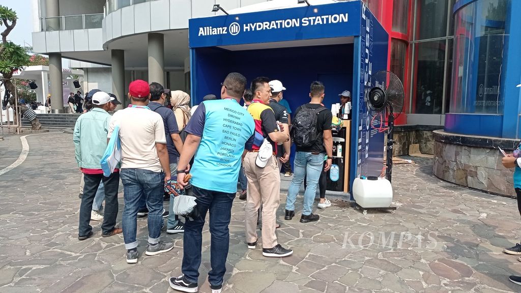 Penonton mengantre untuk isi ulang air minum saat 2023 GulaVit Jakarta E-Prix di AGI Jakarta International E-Prix Circuit, Ancol Taman Impian, Jakarta Utara, Minggu (4/6/2023).