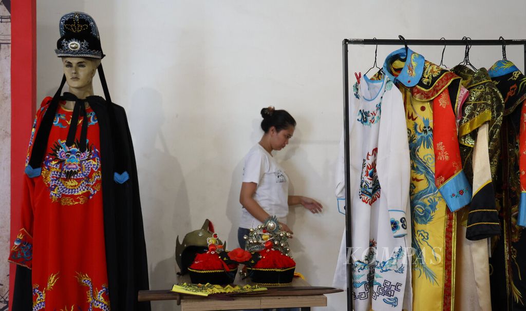 Pengunjung melintas di samping koleksi duplikat pakaian Laksamana Cheng Ho pada pameran Jalur Sutra Maritim di Gedung Oudetrap, Kota Lama, Kota Semarang, Jawa Tengah, Jumat (3/10/2025).  