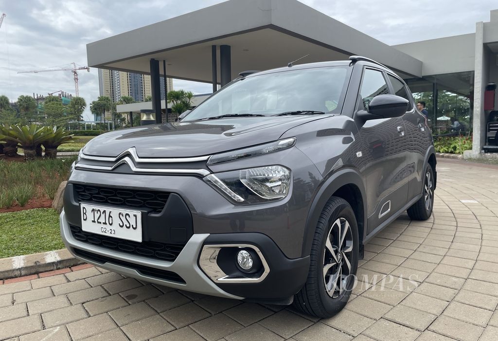 Mobil Citroen C3 adalah mobil SUV kelas pemula bertansmisi manual yang dijual di kisaran harga Rp 225 juta sampai Rp 236 juta tergantung dari warna dan kelengkapan aksesorinya. Foto diambil di kawasan BSD City, Tangerang Selatan, Banten, pada Rabu (25/1/2023).