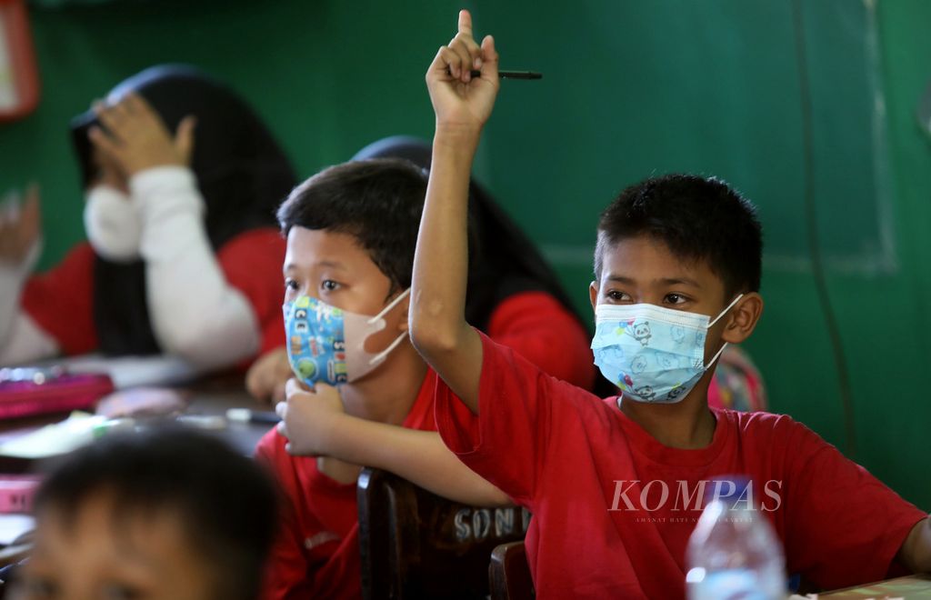 Siswa mengikuti pembelajaran tatap muka mengawali kegiatan belajar pada tahun ajaran baru 2022/2023 di SDN 09 Pondok Kelapa, Jakarta, Kamis (14/7/2022). Pembelajaran tatap muka 100 persen yang sudah dimulai sejak Senin lalu diharapkan dapat memulihkan capaian pendidikan yang terkendala selama pandemi dalam dua tahun terakhir. 