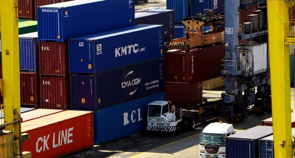 Loading and unloading activities at the container port, Jakarta International Container Terminal, Tanjung Priok, Jakarta, Friday (4/10/2019).