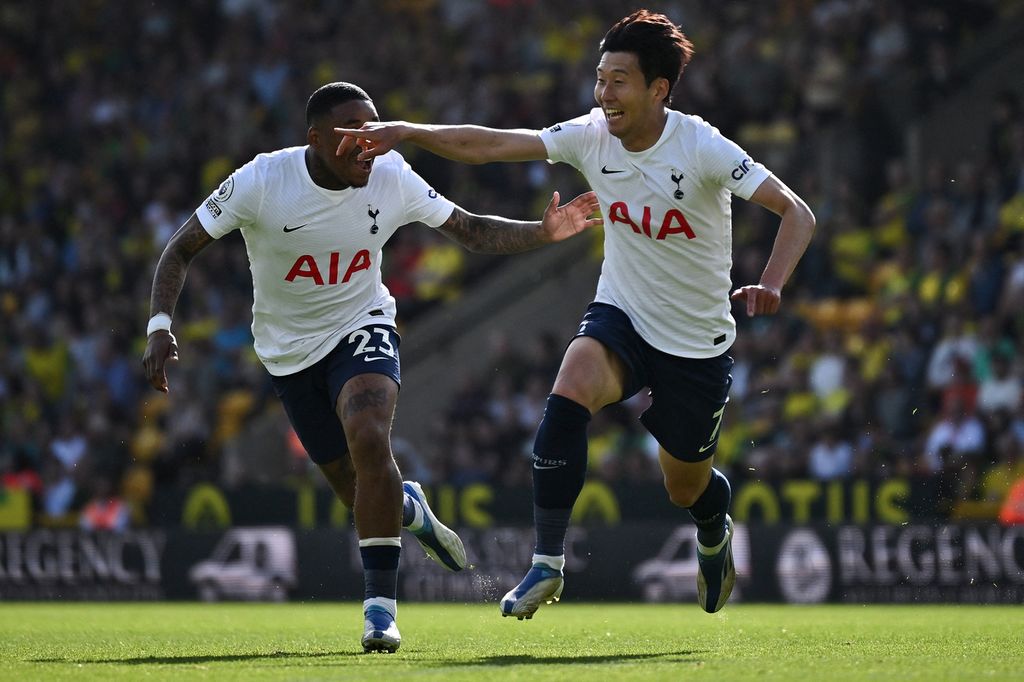 Striker Tottenham Hotspur asal Korea Selatan, Son Heung-min (kanan), merayakan gol yang ia buat dalam pertandingan Liga Primer Inggris antara Tottenham Hotspur dan Norwich City di Norwich, Inggris timur, Minggu (22/5/2022). Bersama Son adalah gelandang Spurs asal Belanda, Steven Bergwijn.